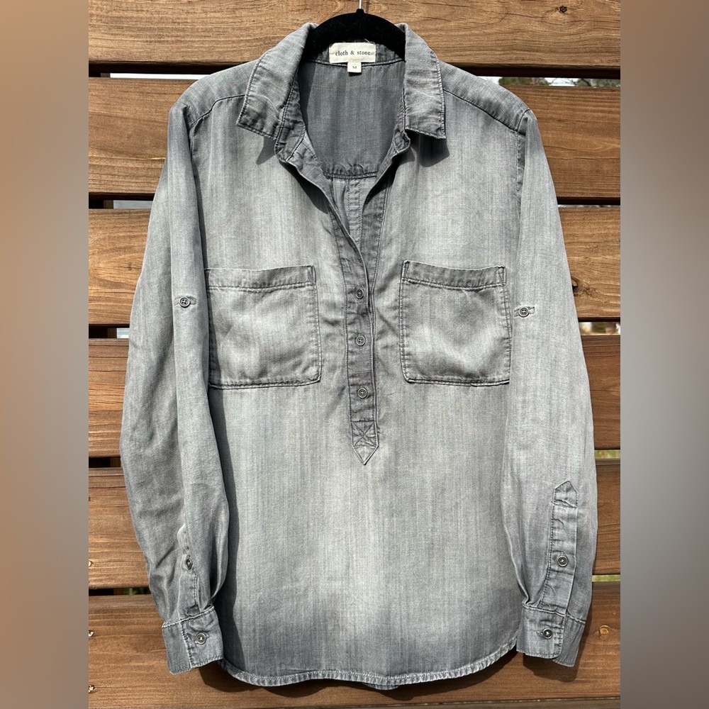 Cloth & Stone Casual Gray Chambray Button Down V Neck Tencel Shirt